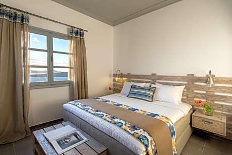 Honeymoon Suite with Outdoor Heated Whirlpool with Caldera and Sunset view