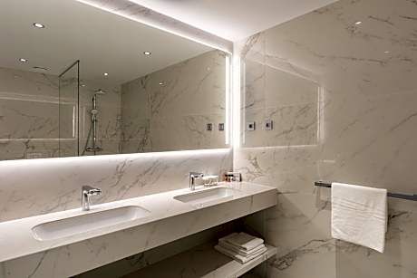 Superior Double Room, Balcony, Lakeside (1 Double Bed)