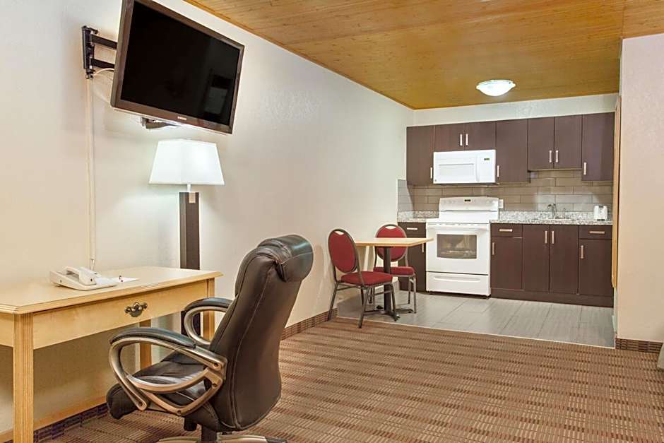 Econo Lodge Inn & Suites