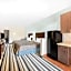 Super 8 by Wyndham Dilley TX