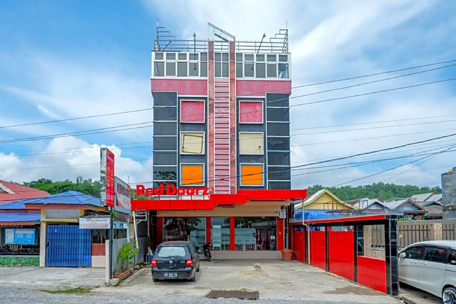 RedDoorz near Kendari Beach 2