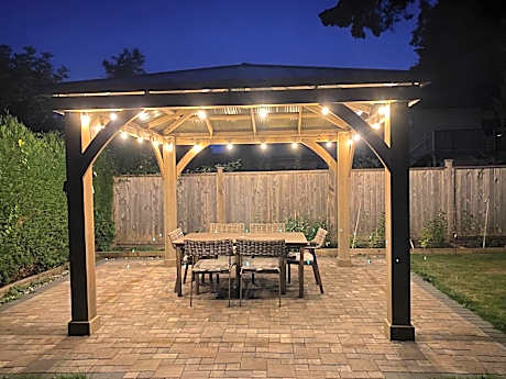 YVR Vickie's Bed and Breakfast