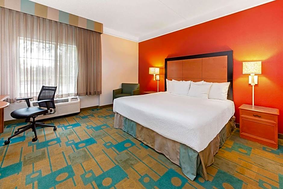 La Quinta Inn & Suites by Wyndham Usf (Near Busch Gardens)