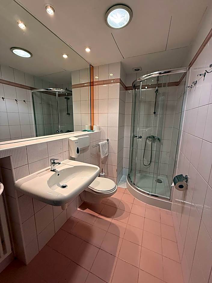 Photo 1 of 5 of Triple Room