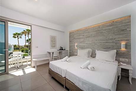 Deluxe Triple Room with Pool View