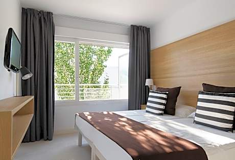 2 bedrooms family (3 adults)