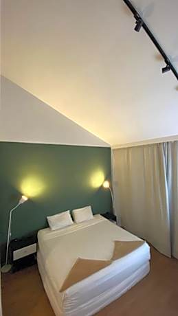 Centerpoint Hotel & Plaza