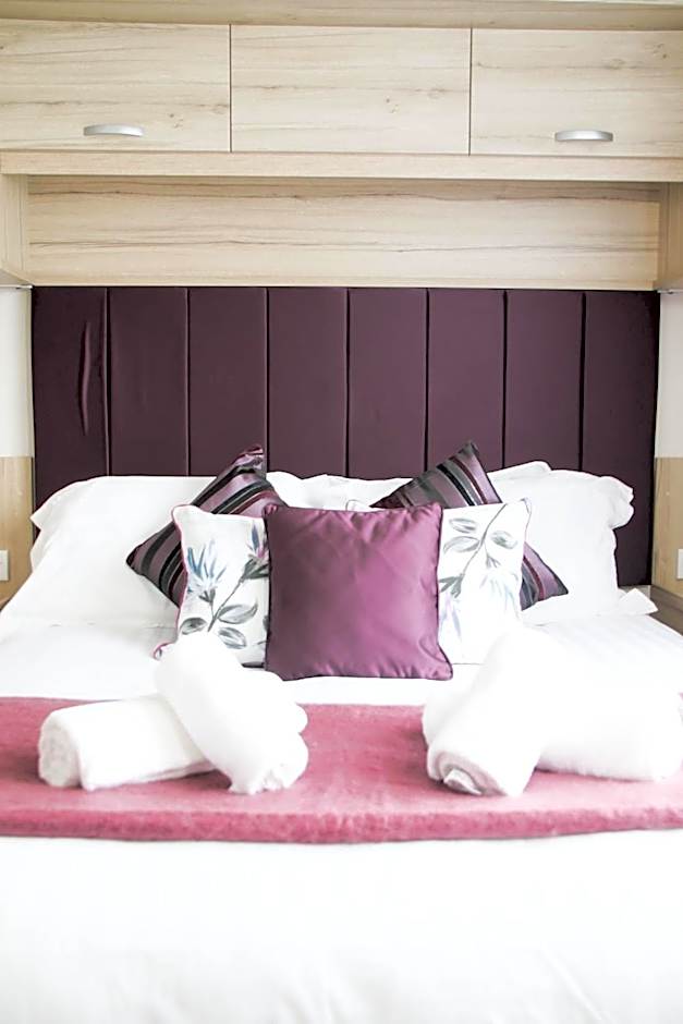 Herons Lake Retreat Hot Tub Lodges