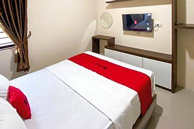 RedDoorz near Batu Ampar Harbour