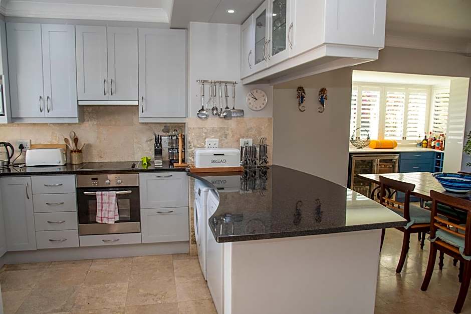 WATERFRONT 2 BR Home with mooring at Knysna Quays - life on the water