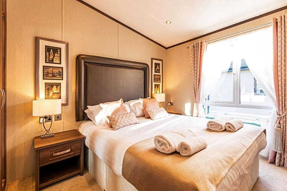 Lakeside Gem with Hot Tub