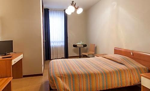 Photo 1 of 4 of Single Room