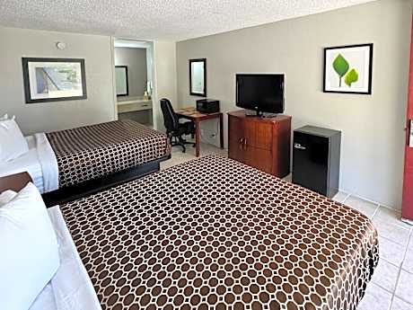 Deluxe 2 Queen Beds Smoking