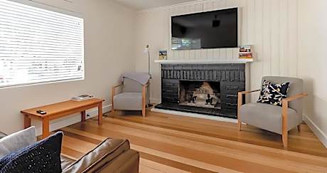 Relaxing modern home in central Sandy Bay