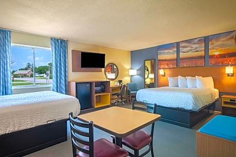 Queen Suite with Kitchenette - Non-Smoking