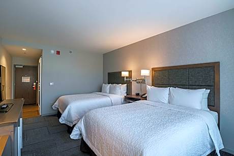 2 Queen W/Refrigerator Nonsmoking