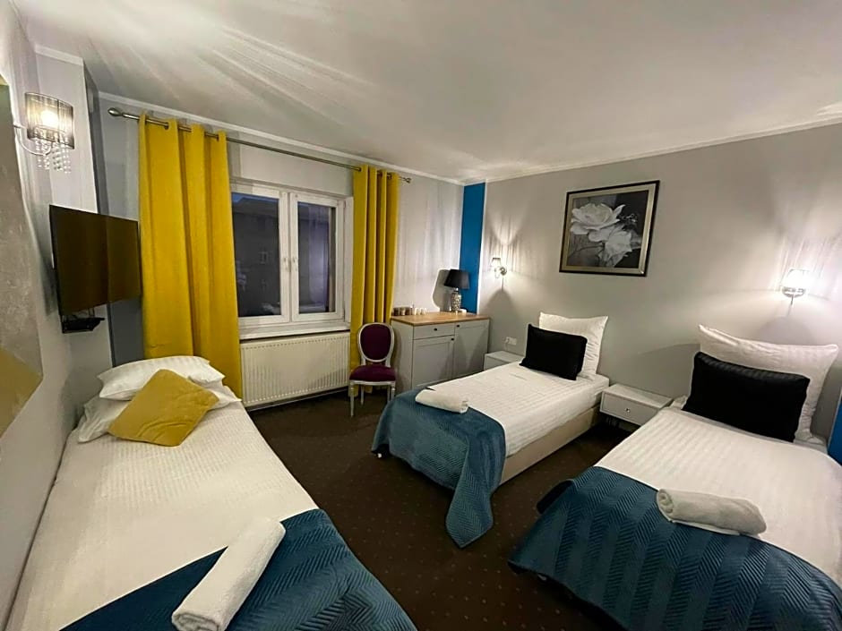 Rynek 14 - Pokoje hotelowe - Cafe&Restaurant - Parking - OrangeTV