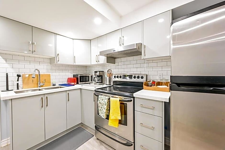 Stylish 2BR: w/free parking & streaming!