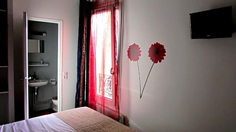 TWIN ROOM