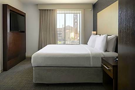 One-Bedroom King Suite with Sofa Bed - Hearing Accessible