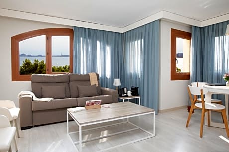 DOUBLE ROOM WITH SEA VIEWS (2 ADULTS + 1 CHILD)