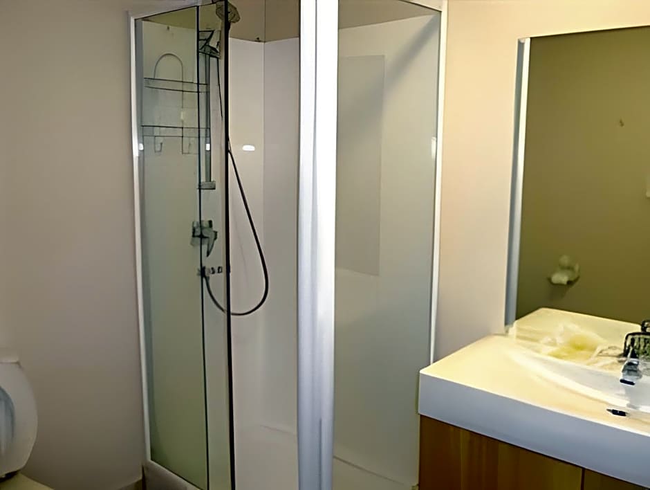 K Road City Travellers Hostel