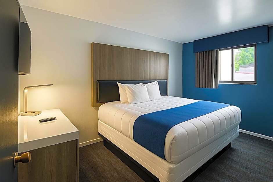 Oyster Bay Inn & Suites