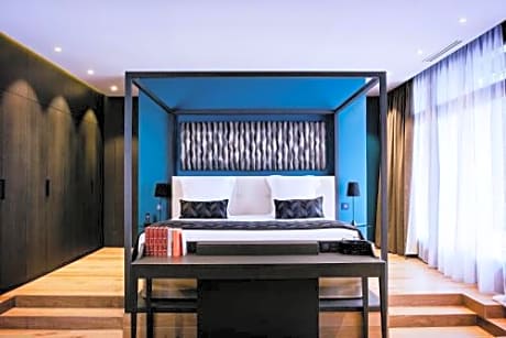 Suite with Hot Tub