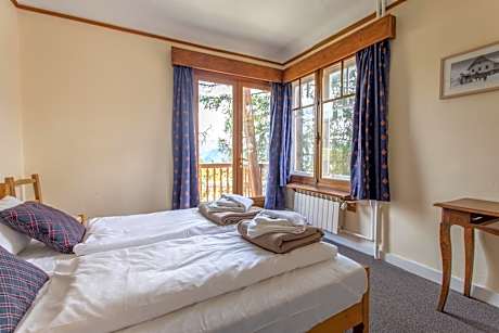 Budget "hostel" room with Shared Facilities - Twin w. balcony