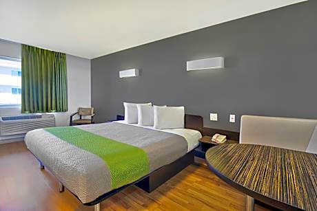 1 QUEEN BED | NON-SMOKING, HOT TUB, KITCHEN