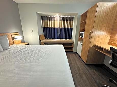 Queen Room - Non-Smoking