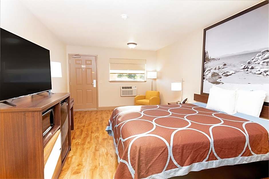 Super 8 by Wyndham Fallon