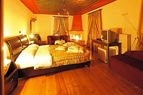 Family Room (2 Adults + 2 Children) with Fireplace