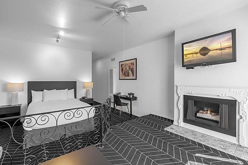 Photo 1 of 6 of Deluxe 1 Queen Bed, Balcony