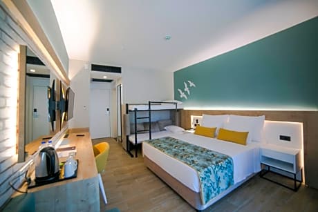 Family Room (2 Adults + 2 Children)