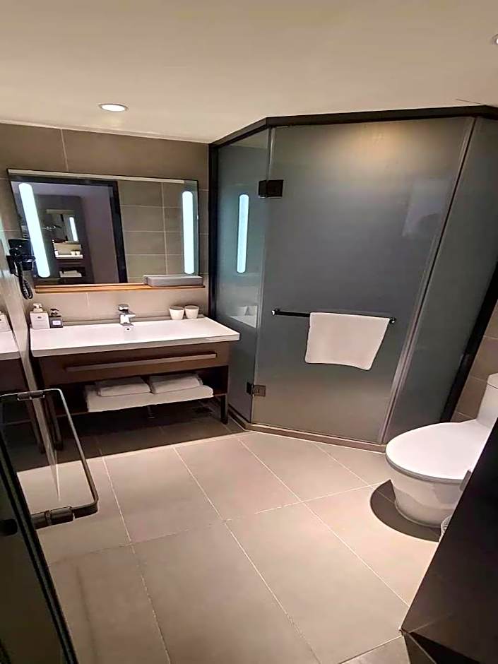 Hanting Hotel Qingdao Yan'an 3rd Road Zhiquan Road Metro Station