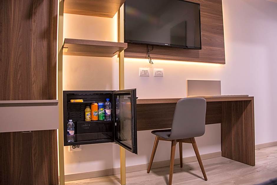 8room hotel