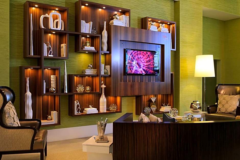 Renaissance by Marriott Arlington Capital View Hotel