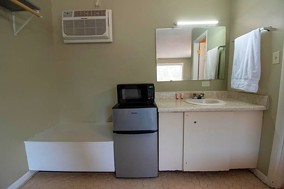 OYO Hotel Calhoun, GA I-75