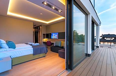 Family Deluxe King Suite with Garden Access