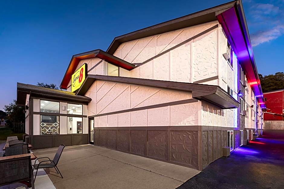 Super 8 by Wyndham Winona MN