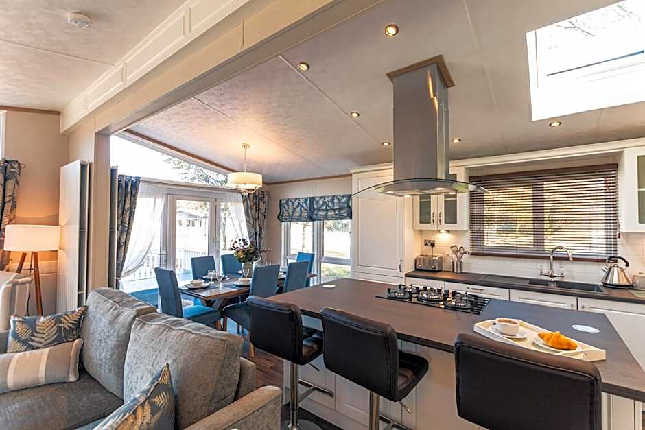 Sutton Lodge with Hot Tub