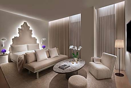 Loft, Guest room, 1 King, Courtyard view