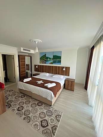 Deluxe Double Room (2 Adults + 1 Child)