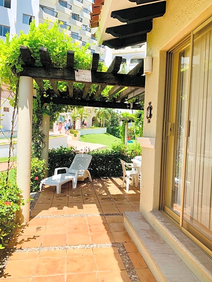 HAB PTa B ÁREA DE VILLAS DENTRO DEL HOTEL Junto al Krystal EN IXTAPA WIFI 2A 1M Con playa