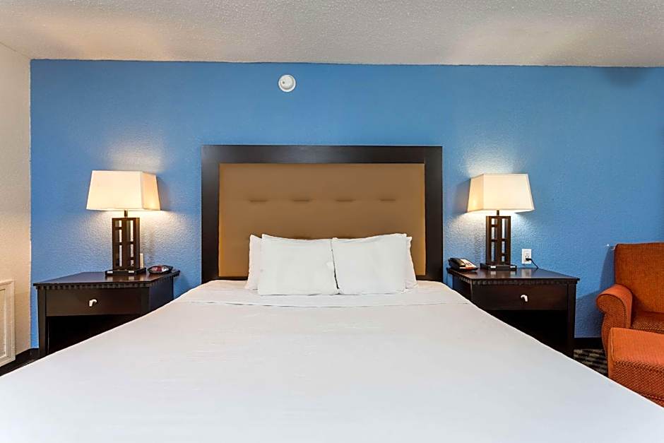 Photo 1 of 6 of 1 King Bed, Accessible