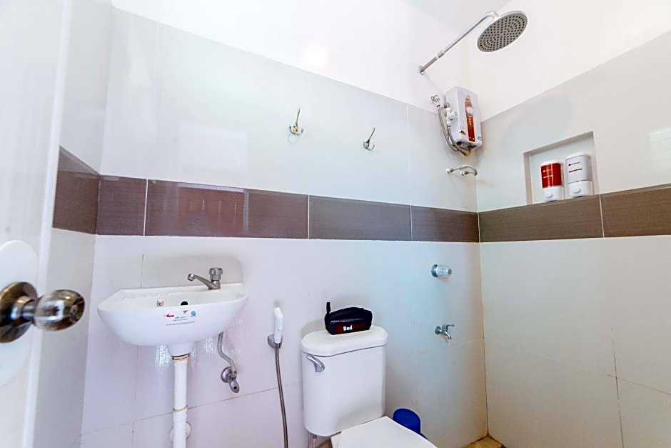 RedDoorz @ Old Buswang Road