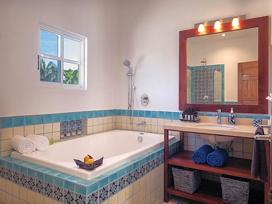 Casa Zarah - Hacienda Family Home - Pool and 2-Block to Beach
