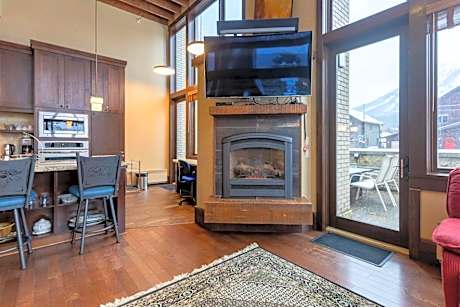 Three-Bedroom Apartment with Mountain View