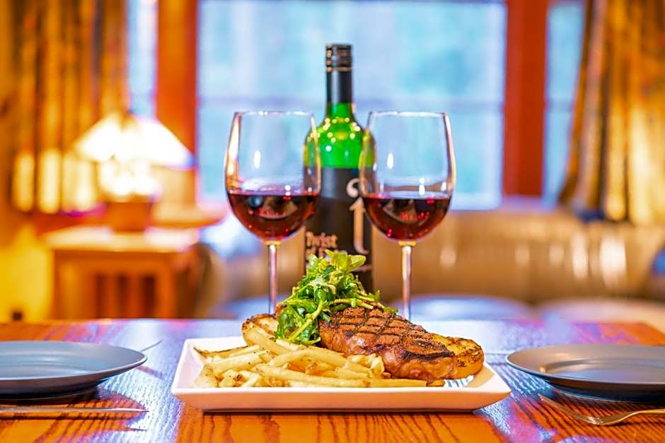Johnston Canyon Lodge & Bungalows